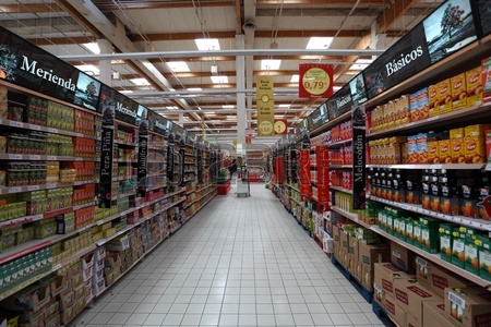 9322935-内部スペインで大規模なスーパー-マーケット。2011-年-2-月-23-日で撮影した
